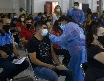 Adultos mayores y personal médico pueden acudir por su cuarta dosis de vacuna contra el COVID sin previa cita. EL INFORMADOR