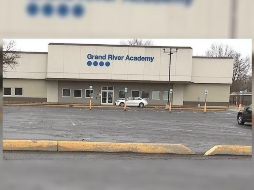 La niña decidió llevar la bebida y compartirla con sus amigas, así que tomaron el tequila desde vasos de papel que se usan para el agua. ESPECIAL