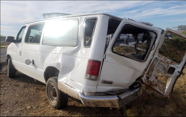 Agentes de servicios periciales de la Agencia Ministerial de Investigación Criminal acudieron a levantamiento los cuerpos y realizar el peritaje para determinar las causas del accidente. EFE / Guardia Nacional