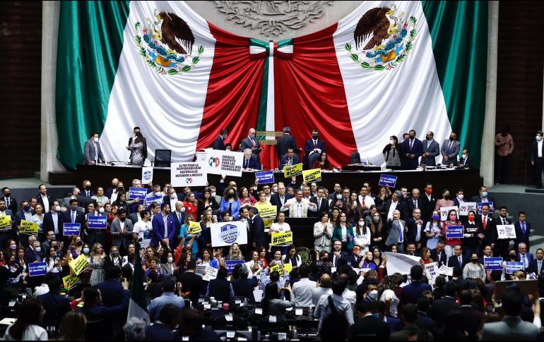 Mario Delgado, presidente de Morena, anunció que distribuiría carteles con nombres, fotos y partidos de los legisladores que votaron contra la reforma. SUN/D. Simón