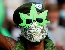 4/20 se ha convertido en sinónimo de hierba y miles de personas se reúnen a conmemorarlo. EFE / R. Yongrit