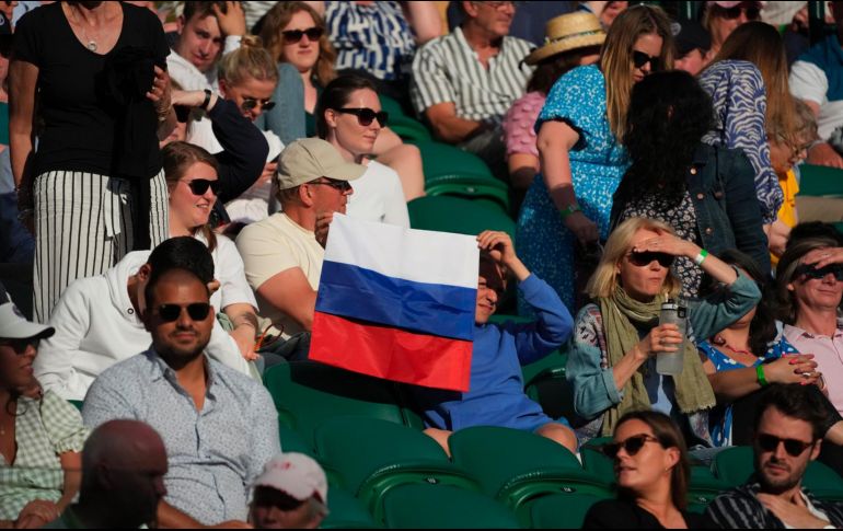 La ATP se ha distanciado de las decisiones anunciadas este día, y ha ofrecido su apoyo a los tenistas, que podrán seguir jugando en el resto de torneos del circuito bajo bandera neutral. AP / ARCHIVO