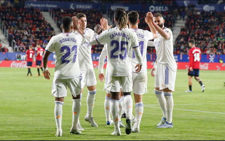 El Real Madrid está a 5 puntos de proclamarse campeón de LaLiga, aunque podría hacerlo antes si el Barcelona suma un doble tropiezo de aquí al domingo. EFE/V. López