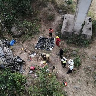 Veracruz: Mueren dos migrantes tras accidente en carretera; hay 15 heridos más
