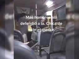 En le vídeo se puede apreciar como el chófer primero advierte al hombre, para luego detenerse y bajarlo.  ESPECIAL