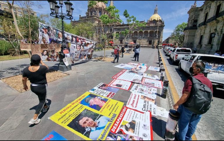 Mientras se llevaba a cabo dicha Mesa, diversas familias en busca de sus seres queridos se manifestaron de forma pacífica a las afueras del Palacio de Gobierno con mantas y carteles que colocaron sobre el piso. EL INFORMADOR/A. Camacho