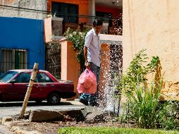 Manuel González, vecino del fraccionamiento Valle de Atemajac, se quejó porque, en medio de los cortes de agua que aplicó el SIAPA en la ZMG, en este punto de la ciudad hubo una fuga que tardó horas en ser reparada. EL INFORMADOR/G. Gallo