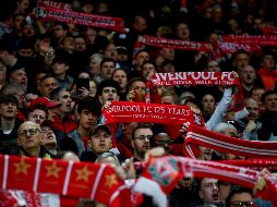 El célebre Kop (la famosa tribuna de aficionados del Liverpool) entonaba el himno del club, 