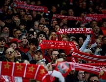 El célebre Kop (la famosa tribuna de aficionados del Liverpool) entonaba el himno del club, 