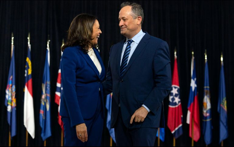 Entre los cónyuges figuran Evan Ryan, esposa del secretario de Estado, Antony Blinken; o Douglas Emhoff, marido de Harris (foto). AP / ARCHIVO