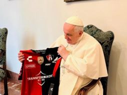 El Papa Francisco se mira sonriente con su adquisición. TWITTER/@AtlasFC