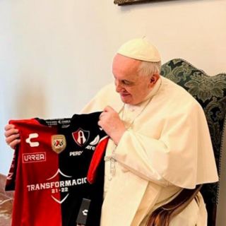 Atlas: El Papa Francisco recibe playera de los rojinegros