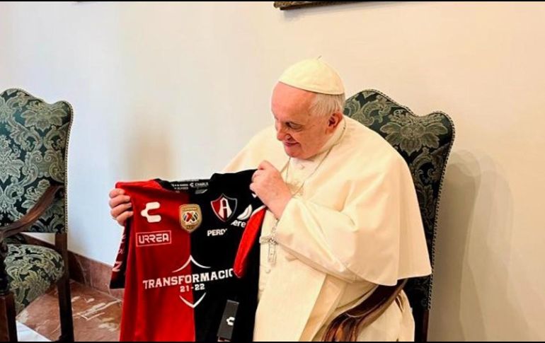 El Papa Francisco se mira sonriente con su adquisición. TWITTER/@AtlasFC