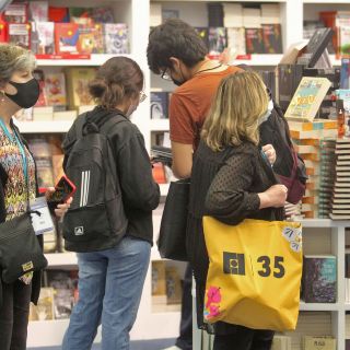 Los centennials son los que más leen en México