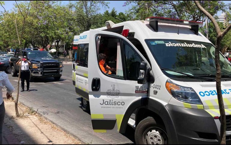 Elementos de la Policía de Guadalajara que se encontraban en la zona reportaron el percance y solicitaron la ambulancia, las dos policías heridas forman parte del Escuadrón Ateneas de la Policía estatal. ESPECIAL