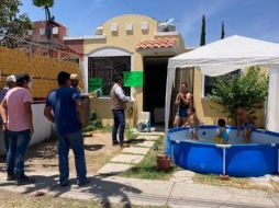 En Tlajomulco de Zúñiga, funcionarios multaron a algunos ciudadanos por colocar albercas inflables. ESPECIAL