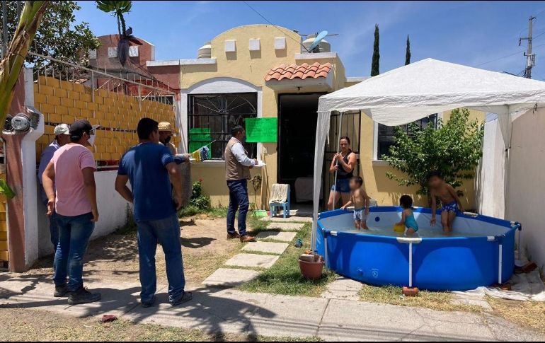 En Tlajomulco de Zúñiga, funcionarios multaron a algunos ciudadanos por colocar albercas inflables. ESPECIAL
