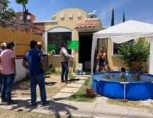 En Tlajomulco de Zúñiga, funcionarios multaron a algunos ciudadanos por colocar albercas inflables. ESPECIAL