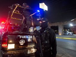 Policías resguardan el exterior del motel cerca del lugar donde fue localizado el cuerpo de una mujer que coincide con las características de Debahni Escobar, desaparecida el 9 de abril. EFE/G. López