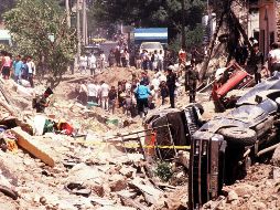 Las explosiones marcaron un gran surco de hasta cinco metros de profundidad a lo largo de 8 kilómetros que dañó mil 142 viviendas y negocios, y se tragó a cientos de personas, coches, enseres domésticos y postes de luz. EL INFORMADOR / ARCHIVO