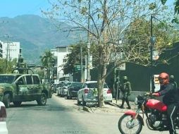 La balacera habría ocurrido esta tarde en Marina Vallarta. En la imagen, la clínica 42 del IMSS a donde habrían llevado al herido. ESPECIAL