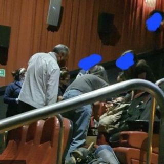 López-Gatell da primeros auxilios a joven en el cine