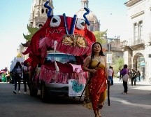 Los contingentes de las distintas preparatorias representaron en el desfile una obra clásica. EL INFROMADOR / G. GALLO