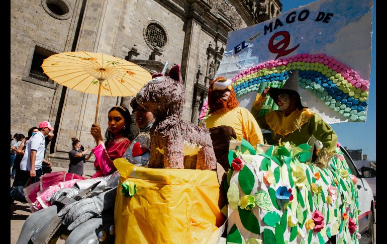 Los contingentes de las distintas preparatorias representaron en el desfile una obra clásica. EL INFROMADOR / G. GALLO