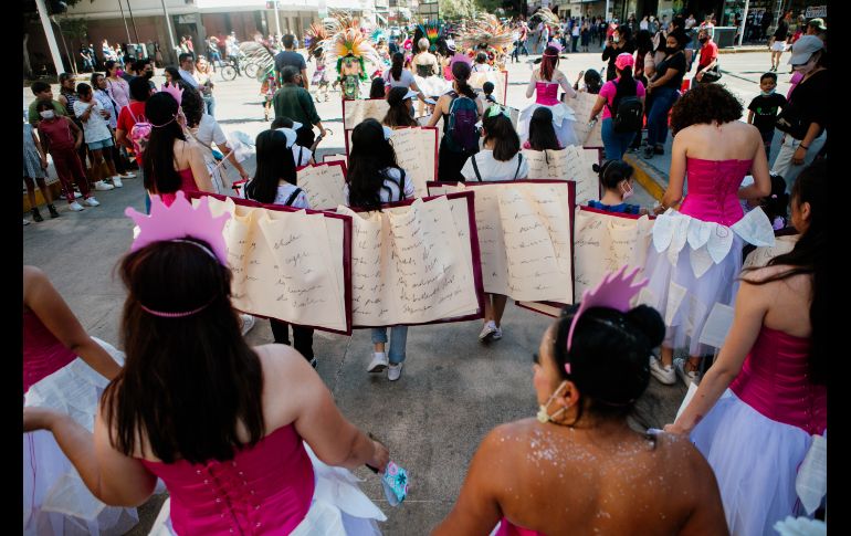 Los contingentes de las distintas preparatorias representaron en el desfile una obra clásica. EL INFROMADOR / G. GALLO