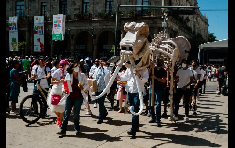 Los contingentes de las distintas preparatorias representaron en el desfile una obra clásica. EL INFROMADOR / G. GALLO
