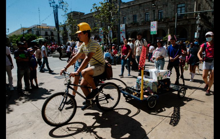 Los contingentes de las distintas preparatorias representaron en el desfile una obra clásica. EL INFROMADOR / G. GALLO