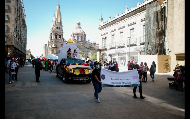 Los contingentes de las distintas preparatorias representaron en el desfile una obra clásica. EL INFROMADOR / G. GALLO