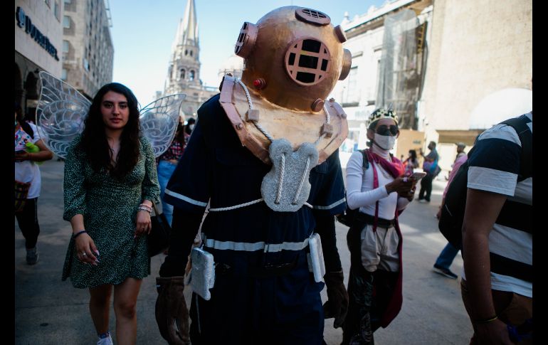 Los contingentes de las distintas preparatorias representaron en el desfile una obra clásica. EL INFROMADOR / G. GALLO