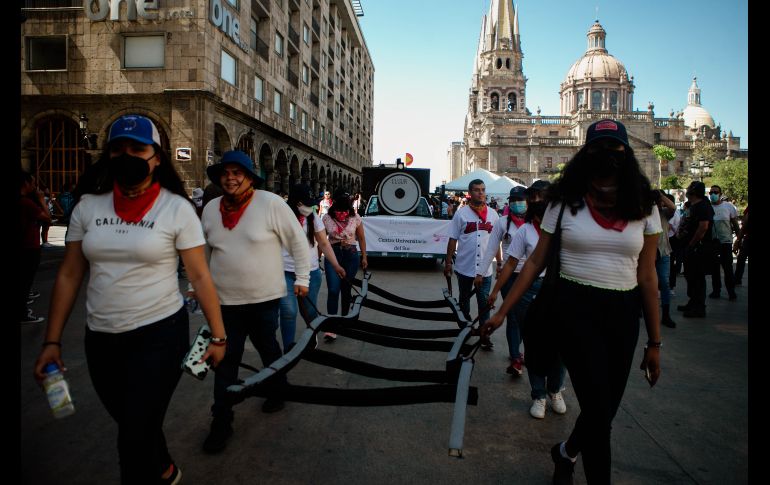Los contingentes de las distintas preparatorias representaron en el desfile una obra clásica. EL INFROMADOR / G. GALLO