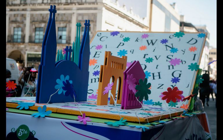 Los contingentes de las distintas preparatorias representaron en el desfile una obra clásica. EL INFROMADOR / G. GALLO