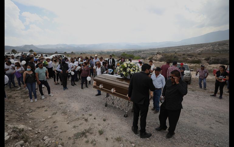 Familiares y amigos de Debanhi le dieron el último adiós. EFE