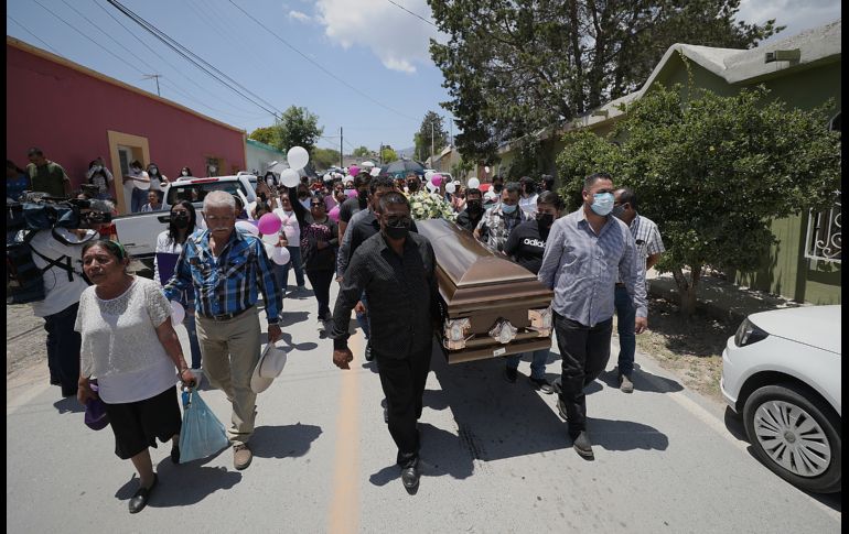 Familiares y amigos de Debanhi le dieron el último adiós. EFE