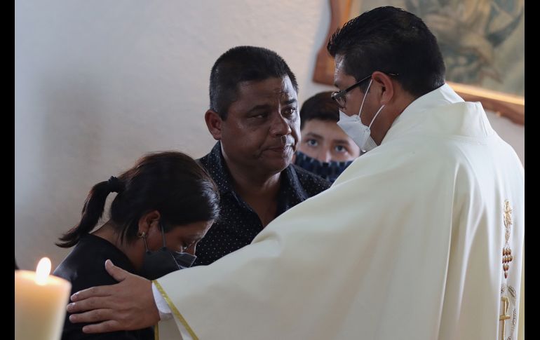 Los padres de Debanhi en el sepelio, en Nuevo León. EFE
