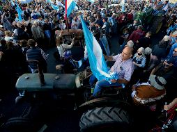 Campesinos llegaron hasta la Casa Rosa en una manifestación acompañada por varias docenas de tractores. AP/N. Pisarenko