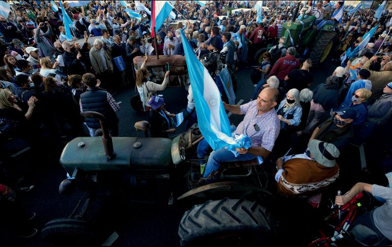Campesinos llegaron hasta la Casa Rosa en una manifestación acompañada por varias docenas de tractores. AP/N. Pisarenko