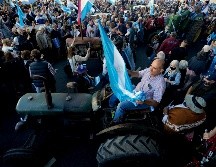 Campesinos llegaron hasta la Casa Rosa en una manifestación acompañada por varias docenas de tractores. AP/N. Pisarenko
