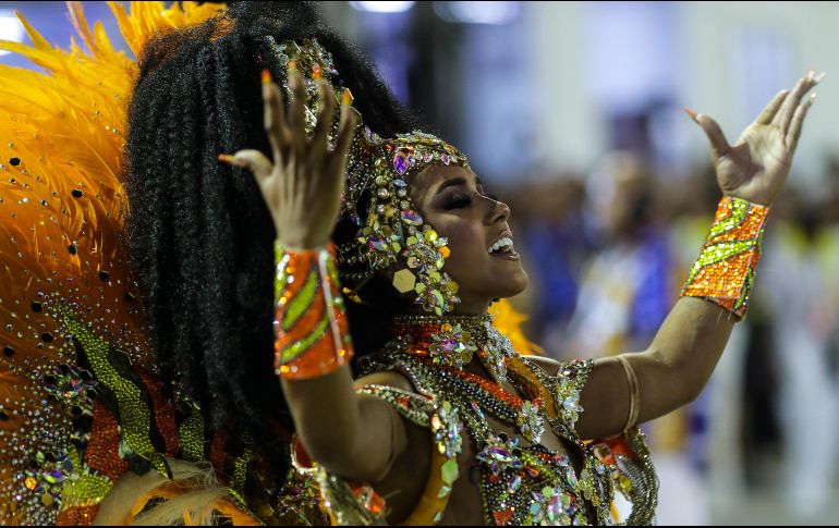Las escuelas de samba en Río de Janeiro regresan la alegría al mundo. EFE/A. Lacerda