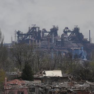 Rusia reanuda los ataques aéreos en acería Azovstal