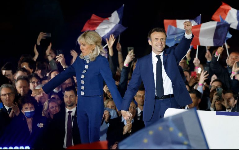 Emmanuel Macron celebra su triunfo acompañado por su esposa Brigitte y jóvenes. AFP