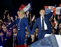 Emmanuel Macron celebra su triunfo acompañado por su esposa Brigitte y jóvenes. AFP