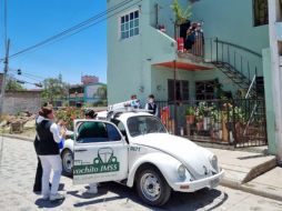 El equipo del IMSS con el Volkswagen fue a inocular a una mujer hasta la puerta de su casa. ESPECIAL