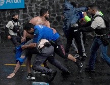 Un grupo de seguidores de La Máquina protagonizó una pelea con elementos de la Policía. AFP/P. PARDO