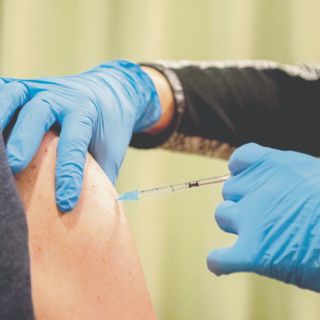 Anuncian despliegue masivo de vacunas 