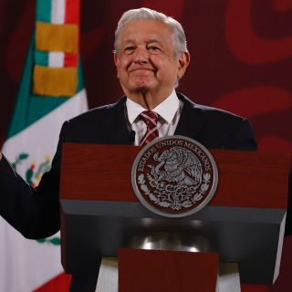 López Obrador muestra supuesto departamento de Loret de Mola