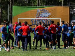Chivas entrenó este día en Tlajomulco con el cobijo de su gente. IMAGO7